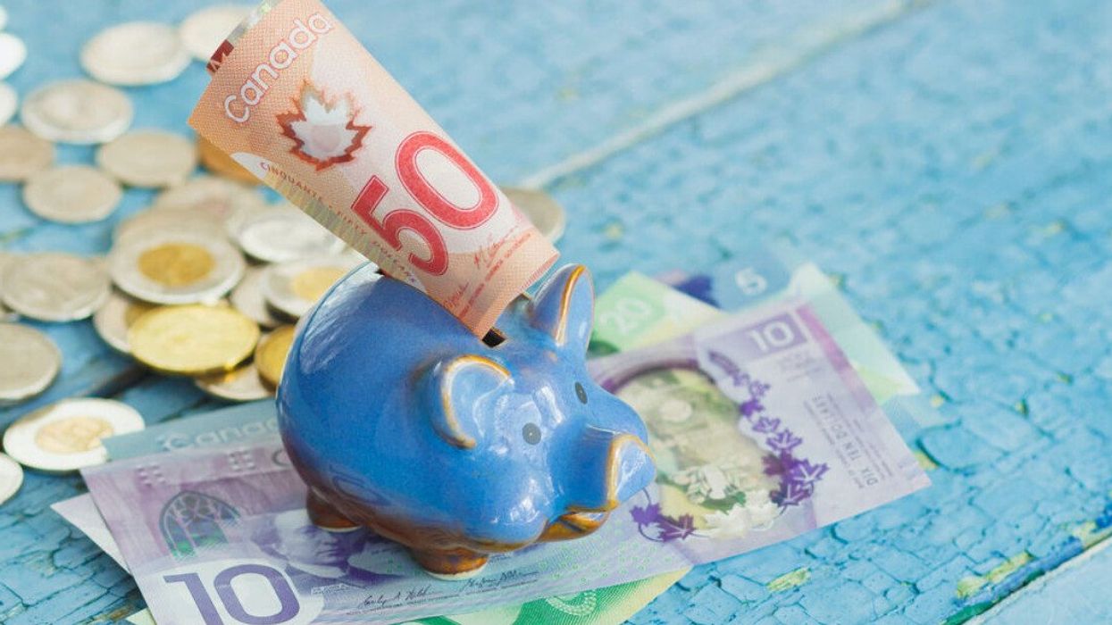 De l'argent canadien et une tirelire.