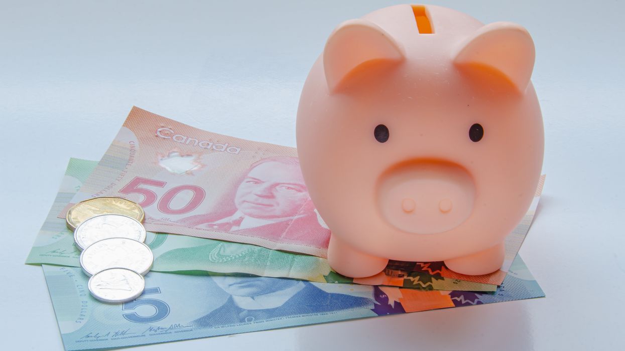 De l'argent canadien et une tirelire.