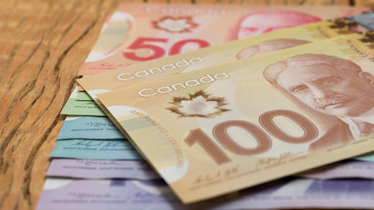 De l'argent canadien sur une table.