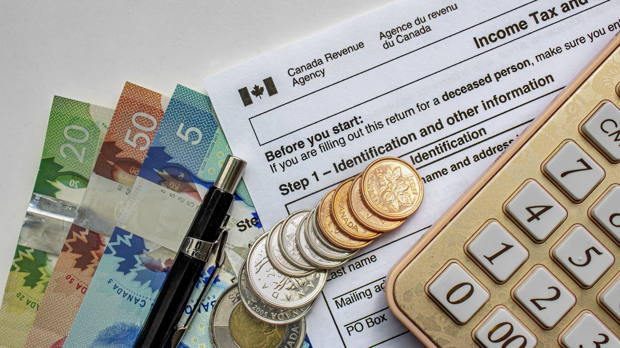De l'argent canadien, un document fiscal et une calculatrice.