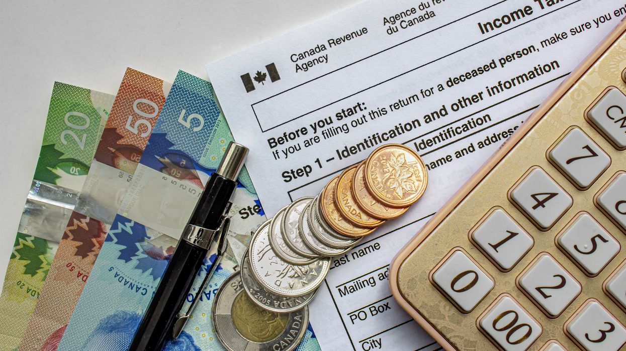 De l'argent canadien, un stylo, une calculette et un feuillet fiscal.