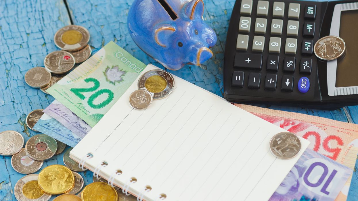 De l'argent canadien, une calculatrice et un cahier de note.