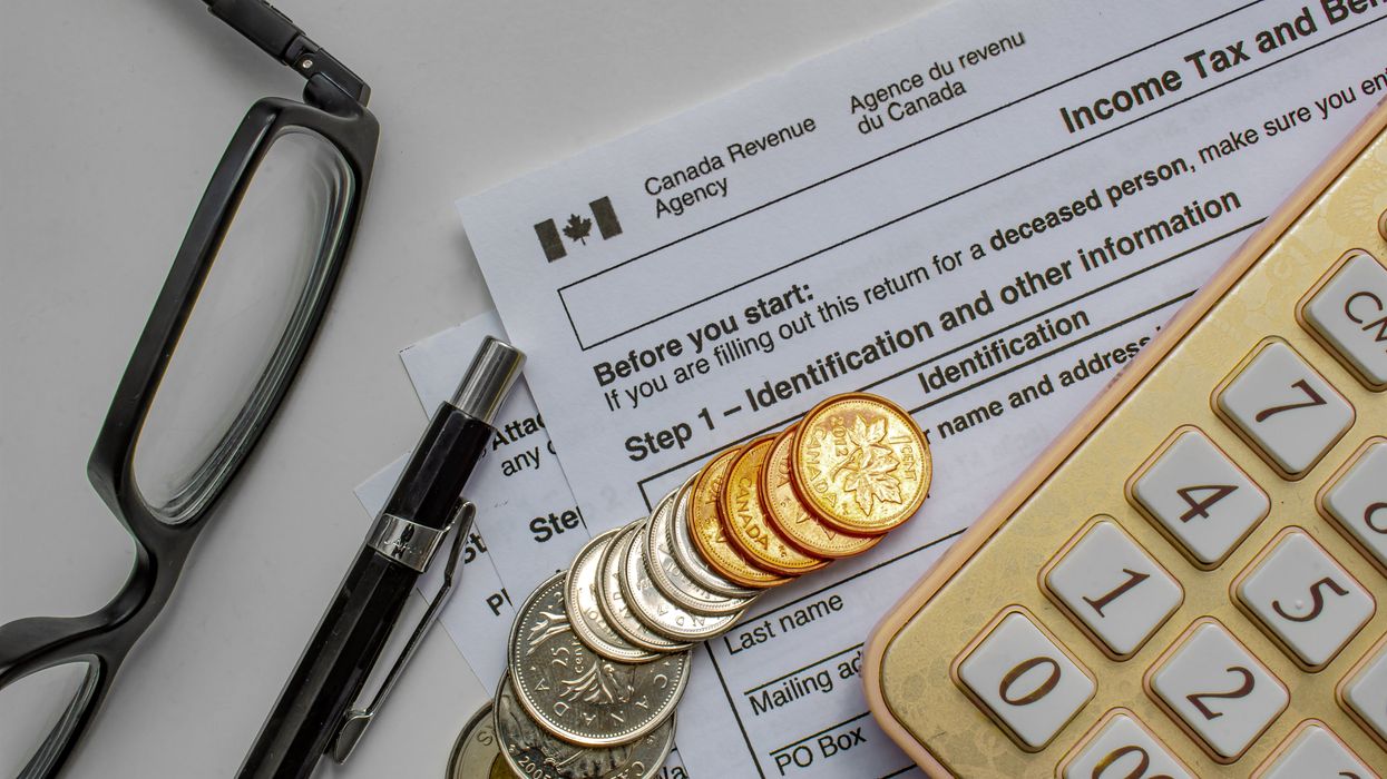 De l'argent canadien, une calculette et un document fiscal.