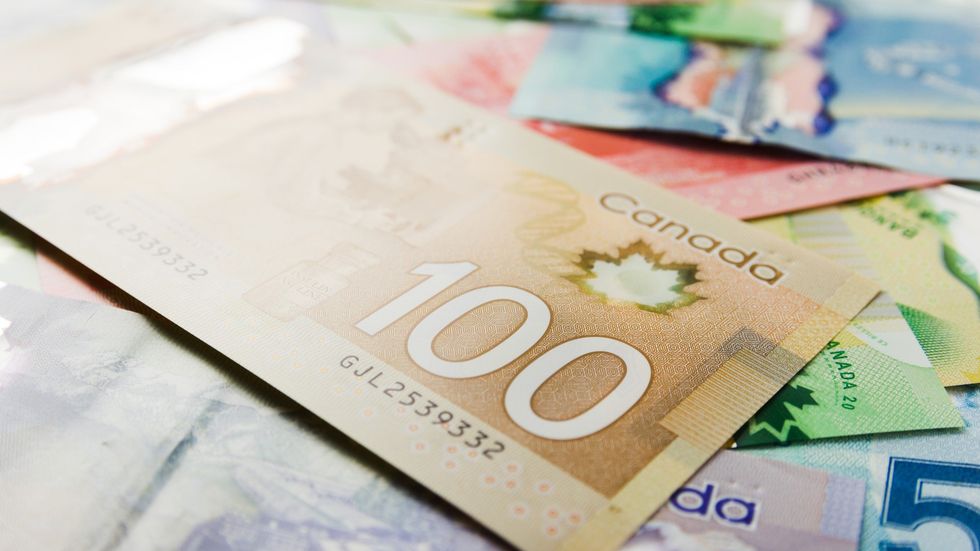 De l'argent canadien.