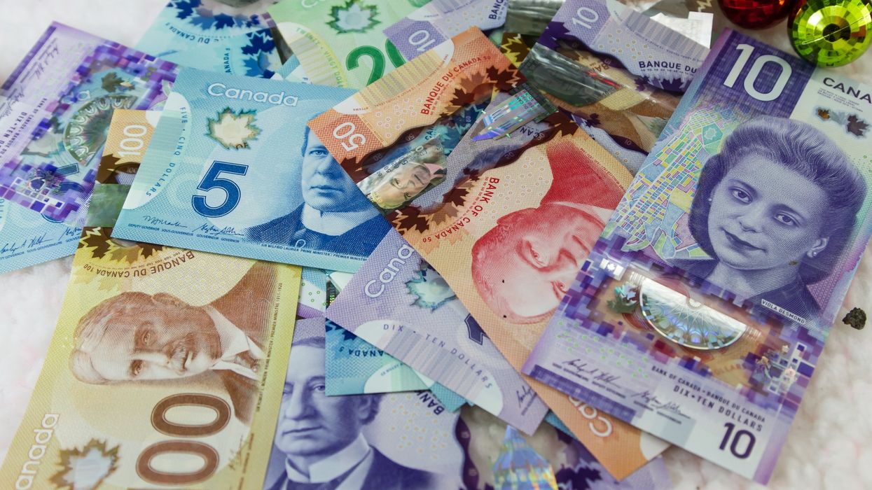De l'argent canadien.