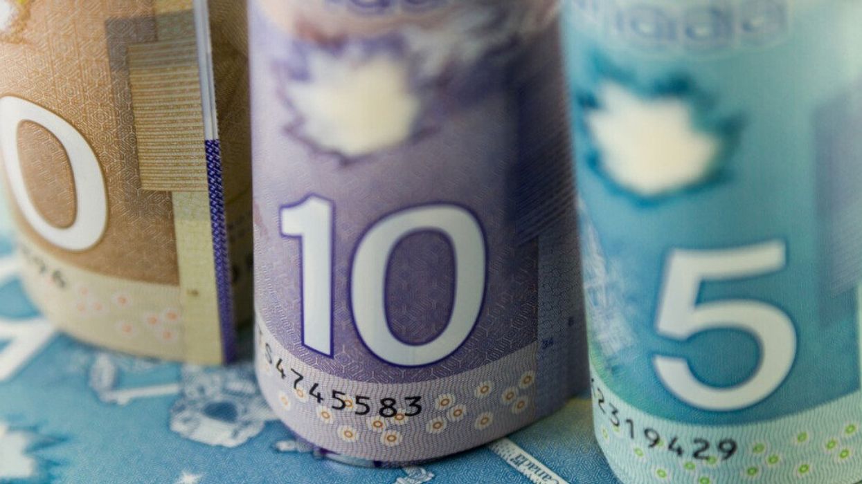 De l'argent canadien.