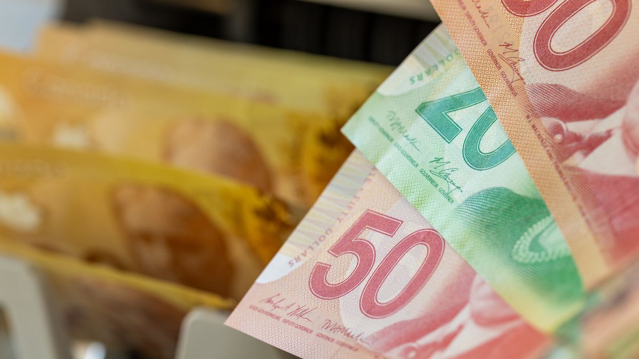 De l'argent canadien.