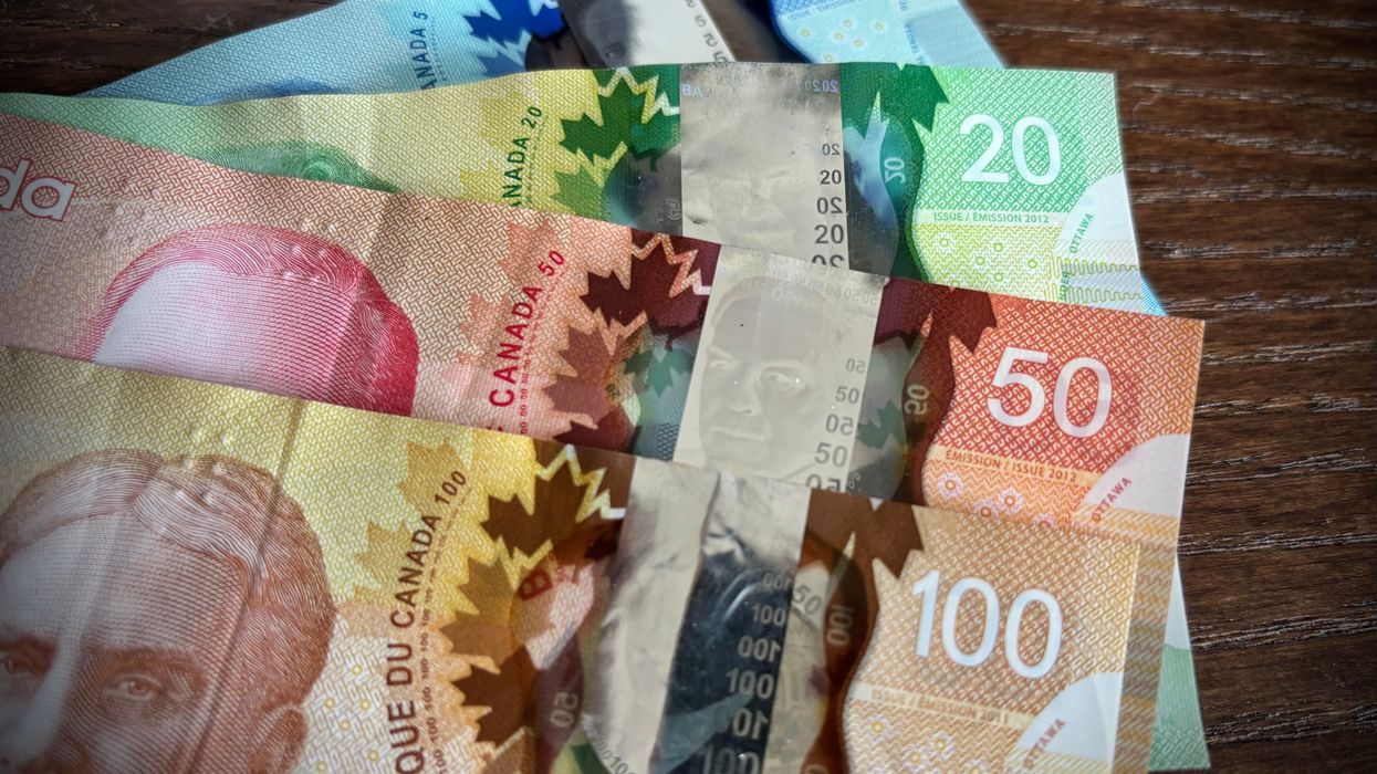 De l'argent canadien.