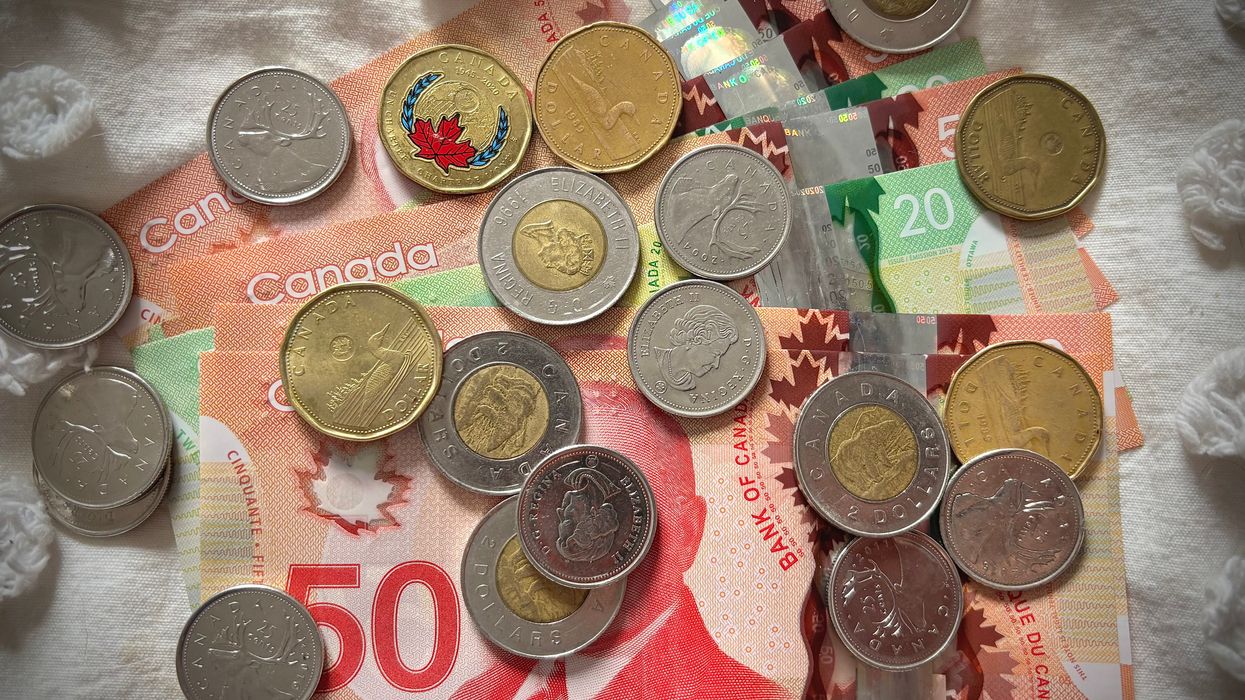 De l'argent canadien.