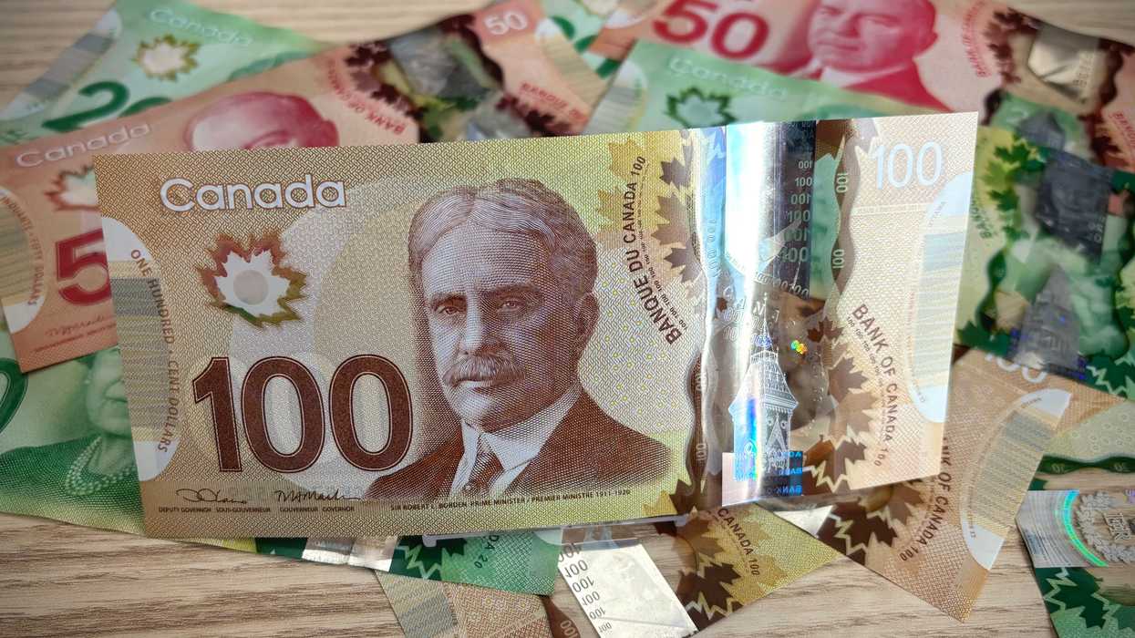 De l'argent canadien.