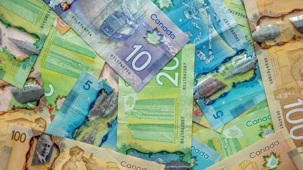 De l'argent canadien.