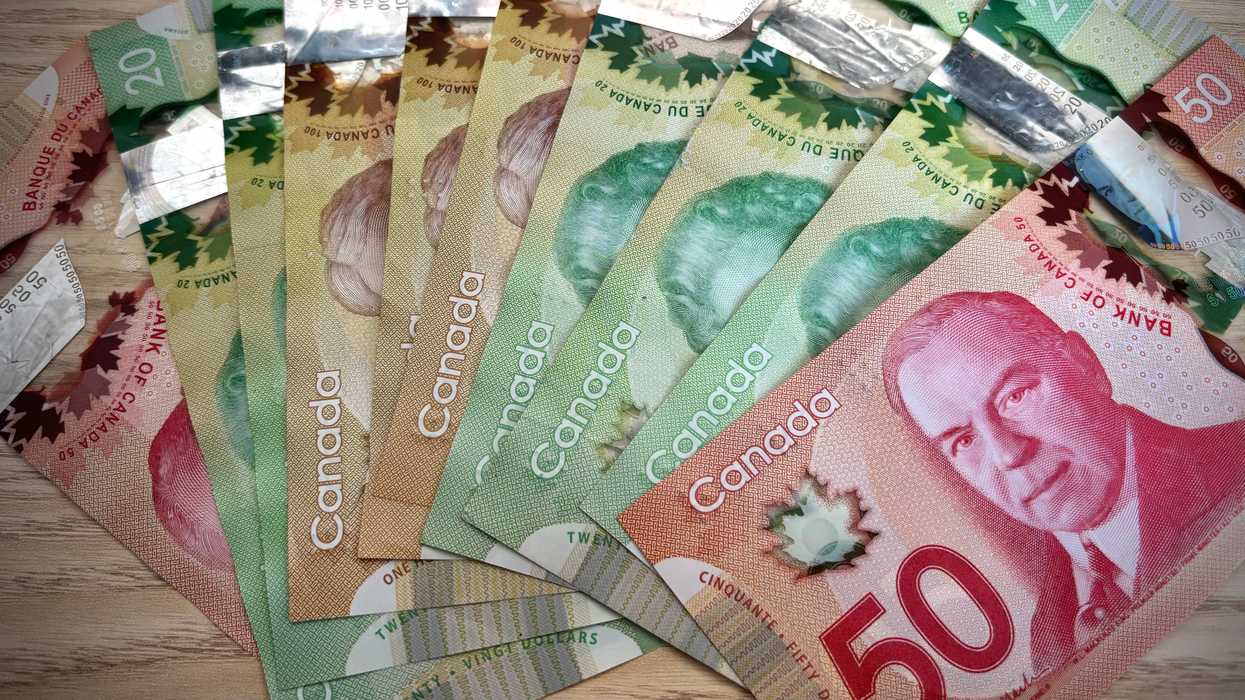 De l'argent canadien.