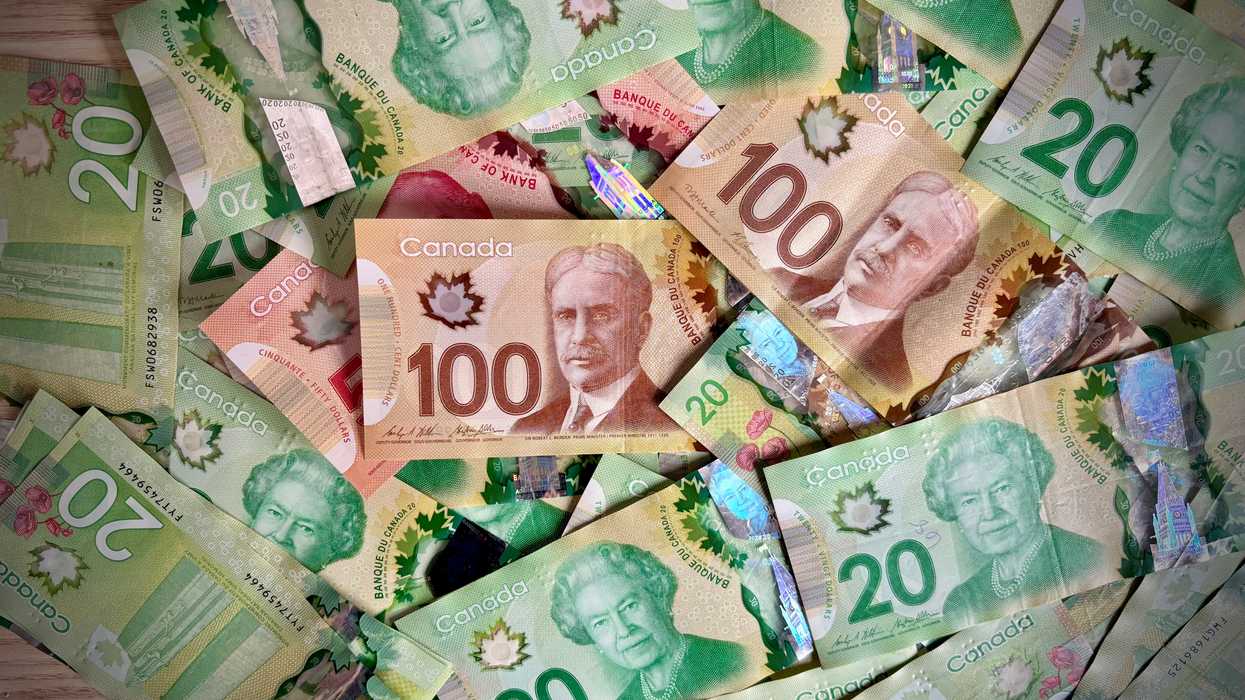 De l'argent canadien.
