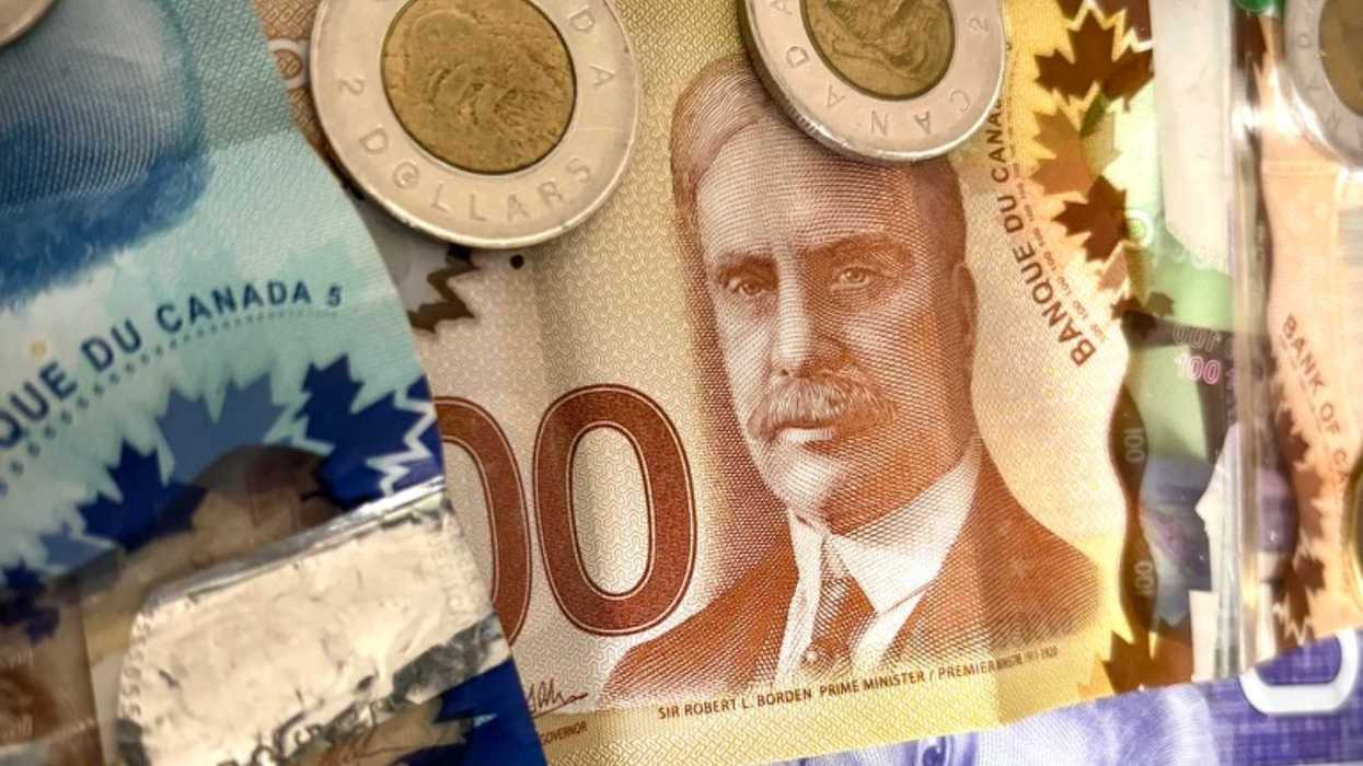 De l'argent canadien.