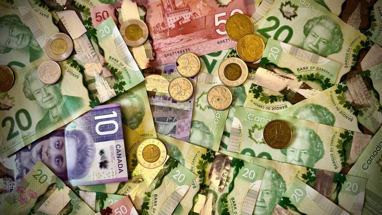 De l'argent canadien.