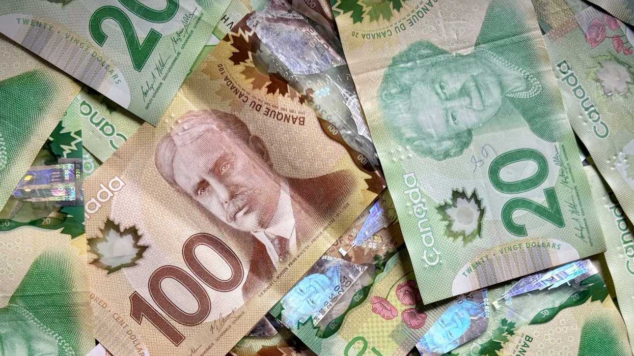 De l'argent canadien.