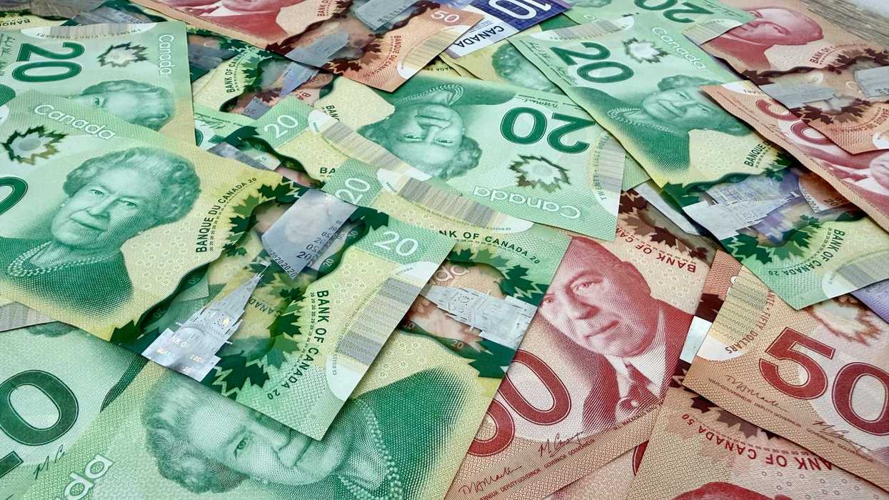 De l'argent canadien.