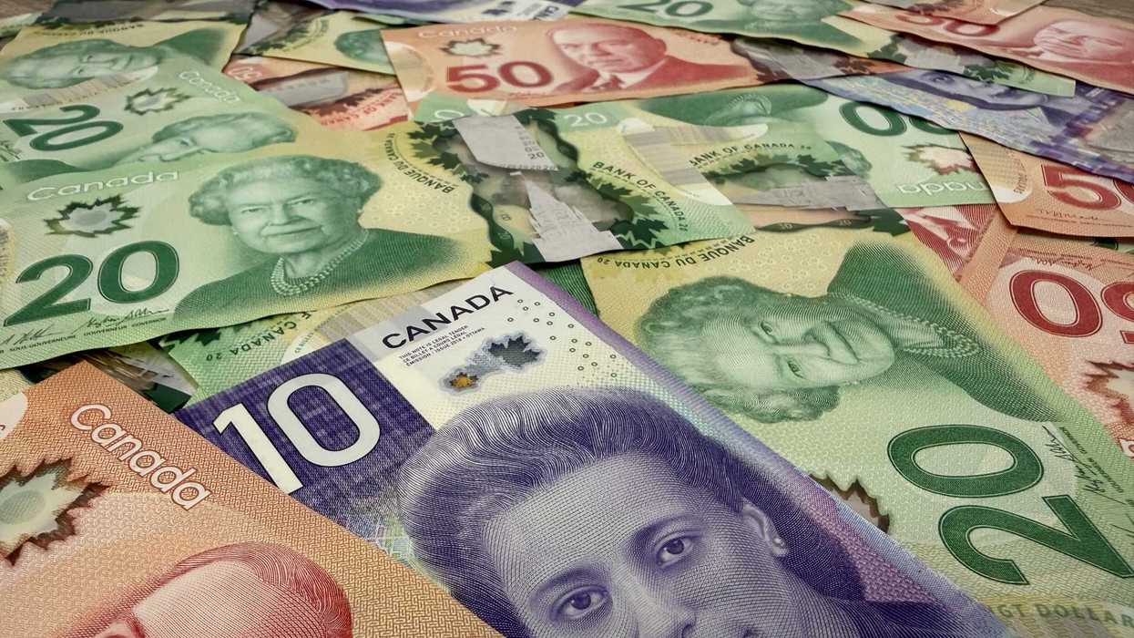 De l'argent canadien.