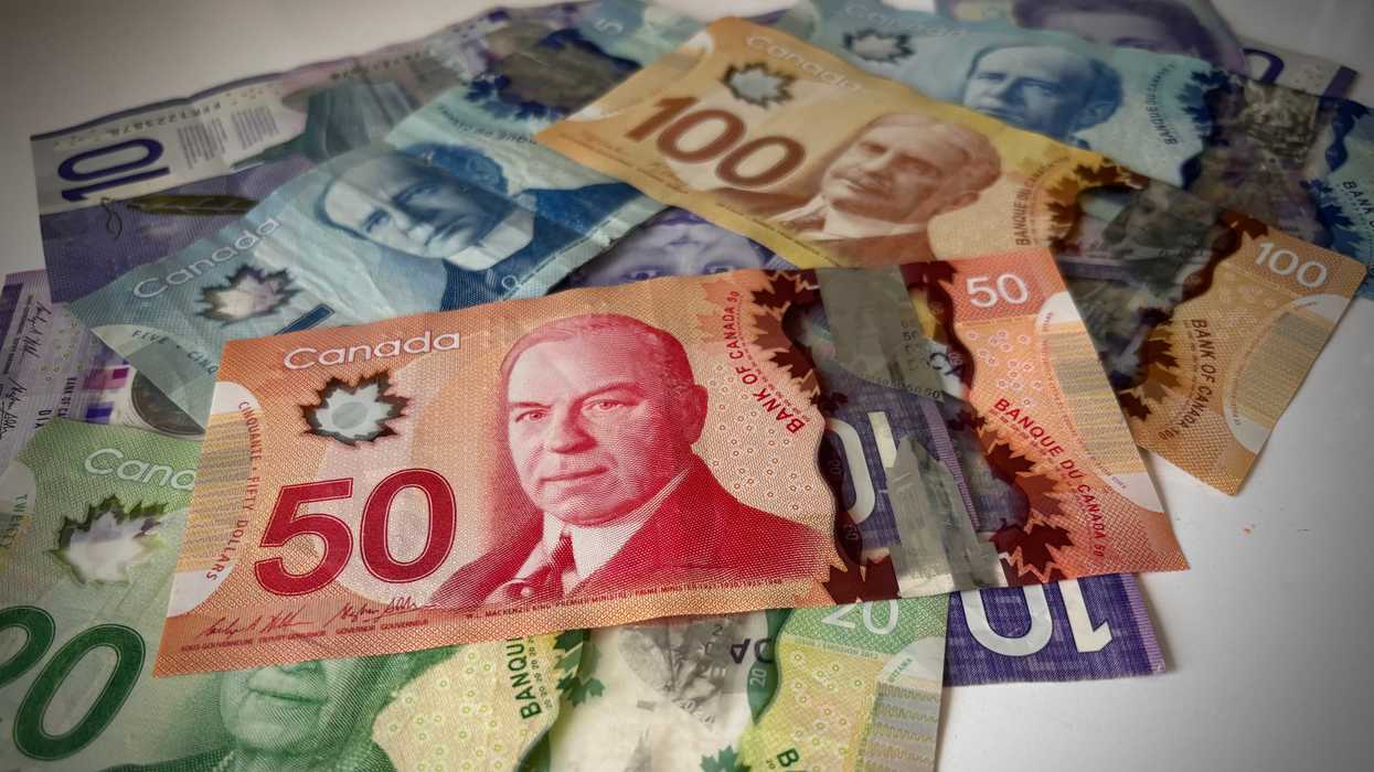 De l'argent canadien.