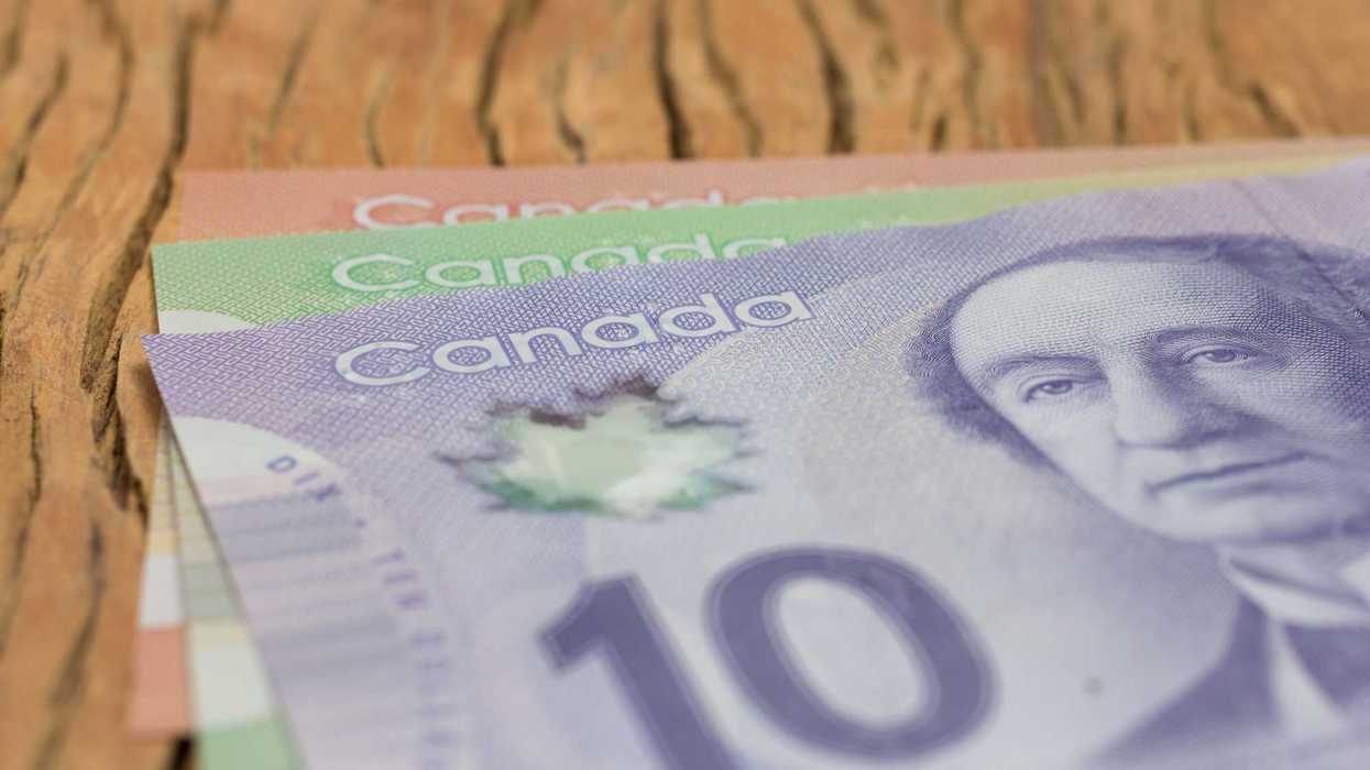De l'argent canadien.