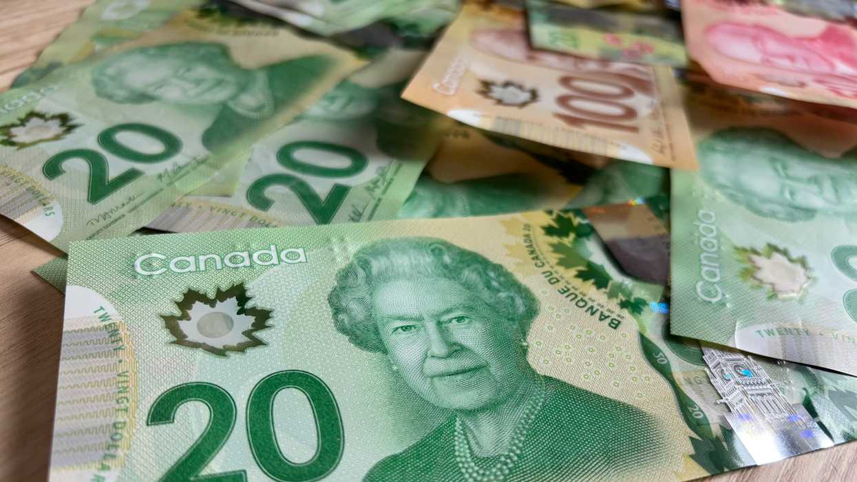 De l'argent canadien.