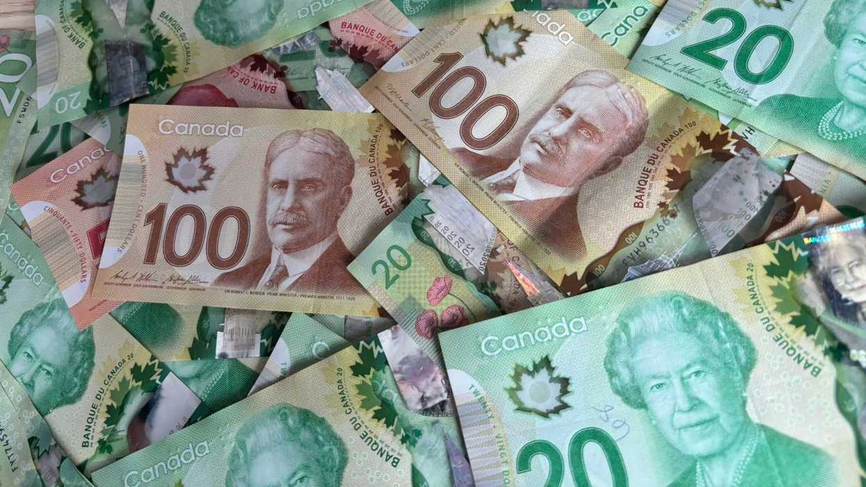 De l'argent canadien.