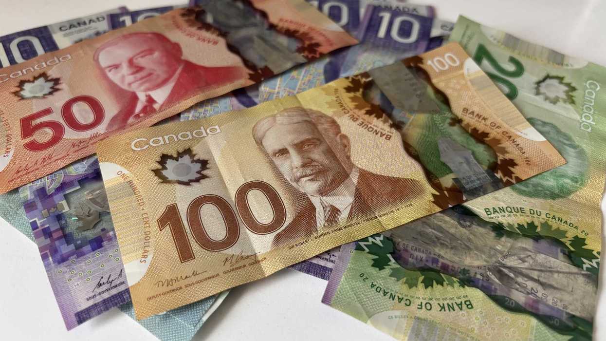De l'argent canadien.