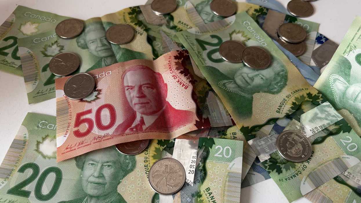 De l'argent canadien.