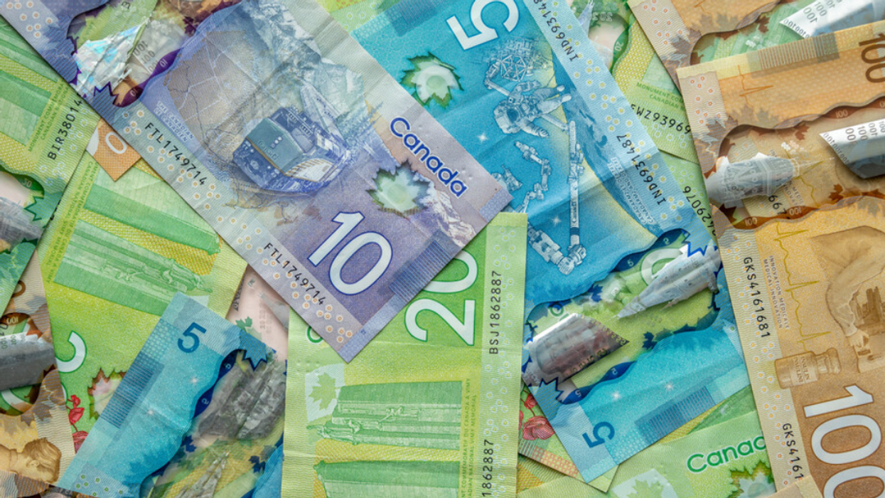 De l'argent canadien.