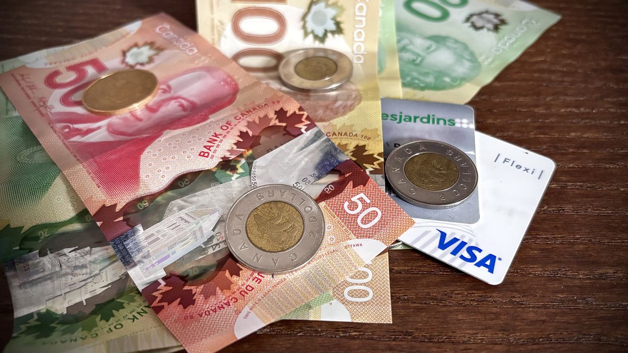 De l'argent canadiens et des cartes bancaires.