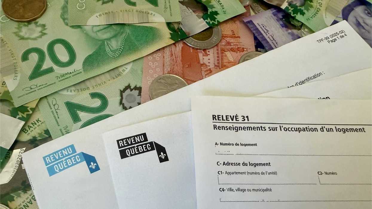 De l'argent et des documents fiscaux.