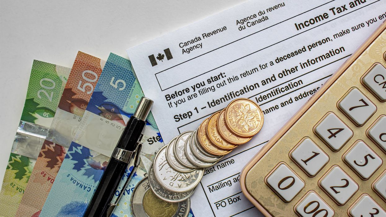 De l'argent, un crayon, une calculette et un document fiscal.