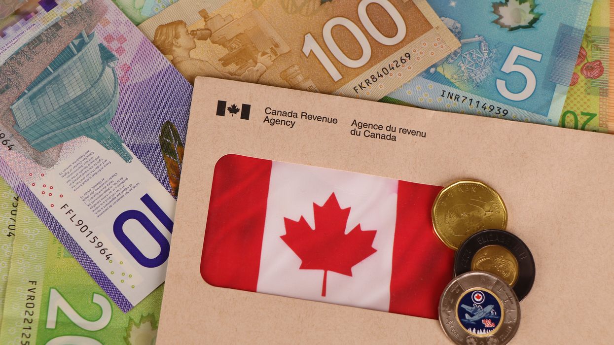 De l'argent, un drapeau canadien et une enveloppe.