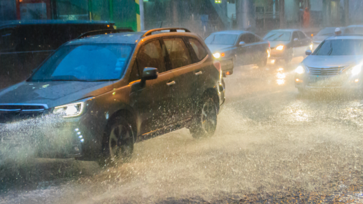 De la forte pluie sur les routes.