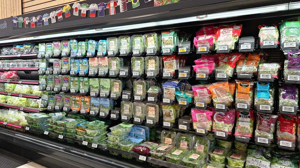 De la laitue dans un réfrigérateur d'épicerie.