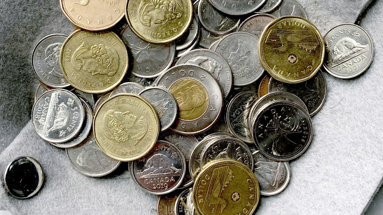De la monnaie canadienne dans une bol.