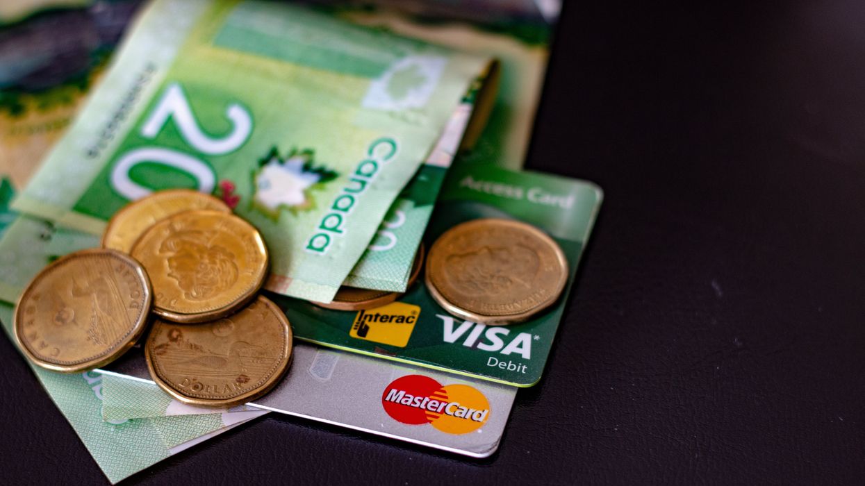 De la monnaie canadienne et des cartes de crédit.