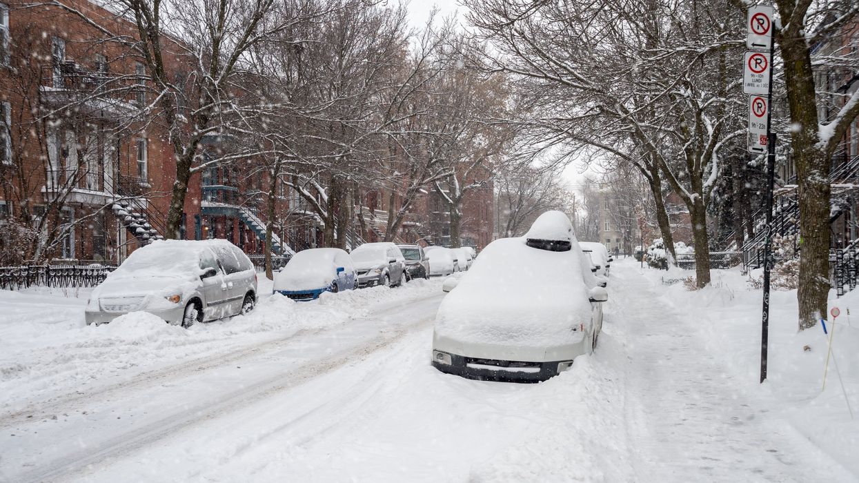 De la neige dans les rues de Montréal.