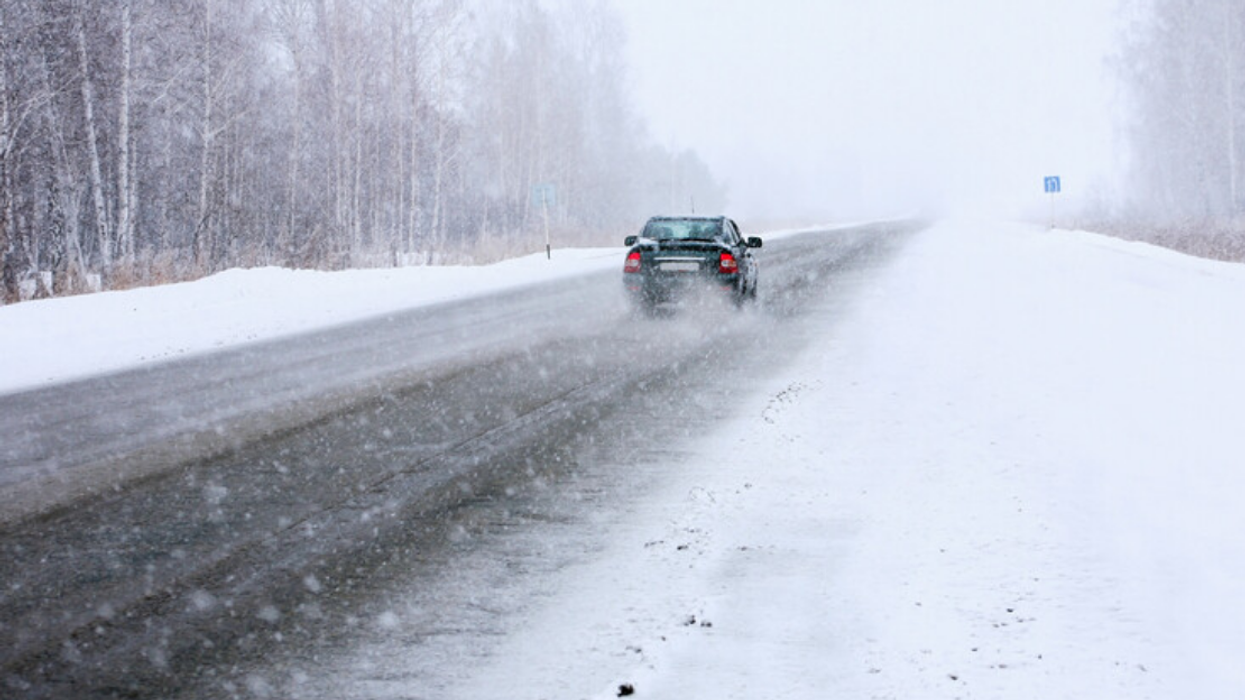 De la neige et du blizzard sur une route.