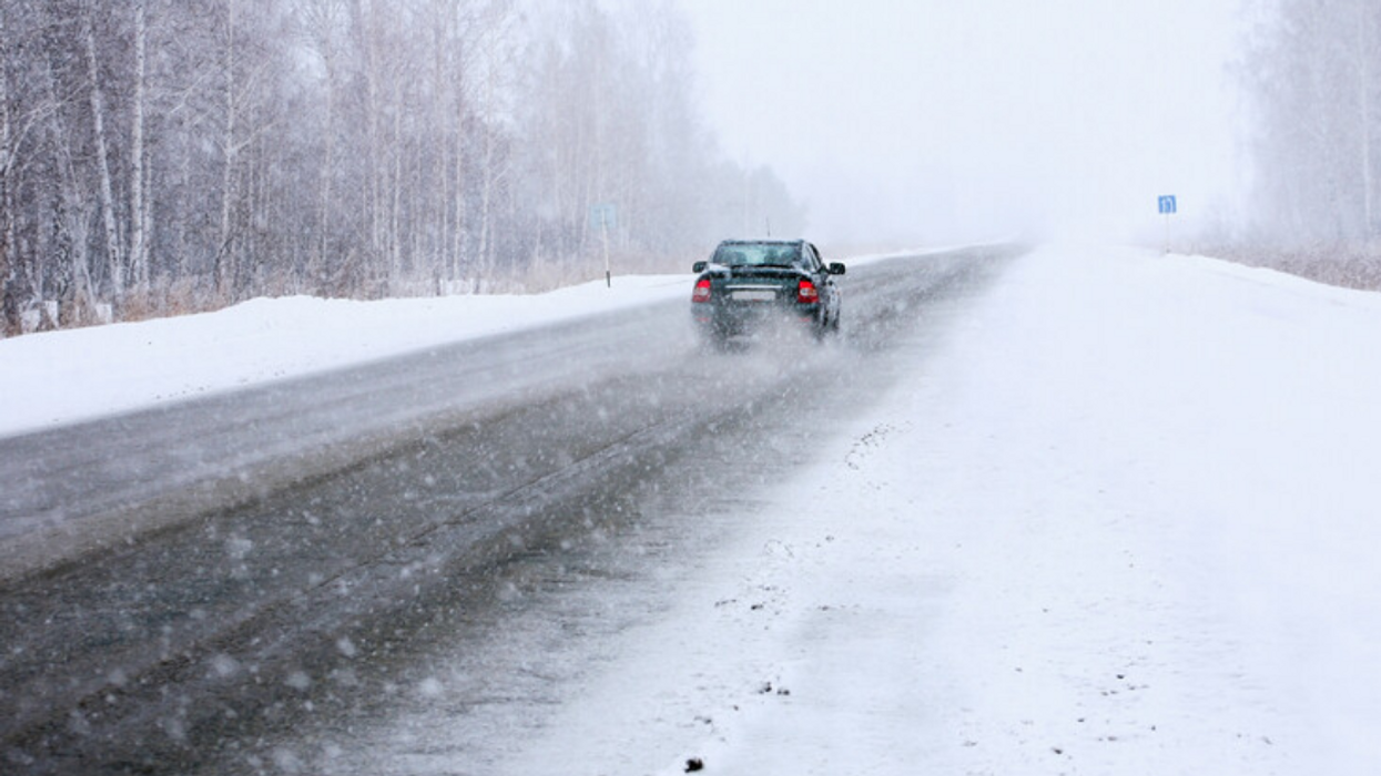 De la neige et du blizzard sur une route.