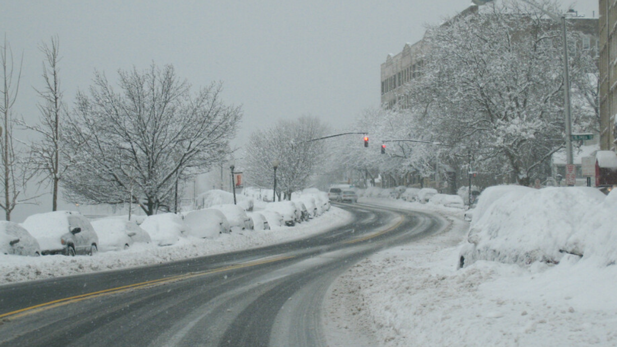 De la neige et du verglas sur la route.
