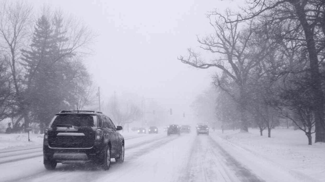 De la neige sur la route.