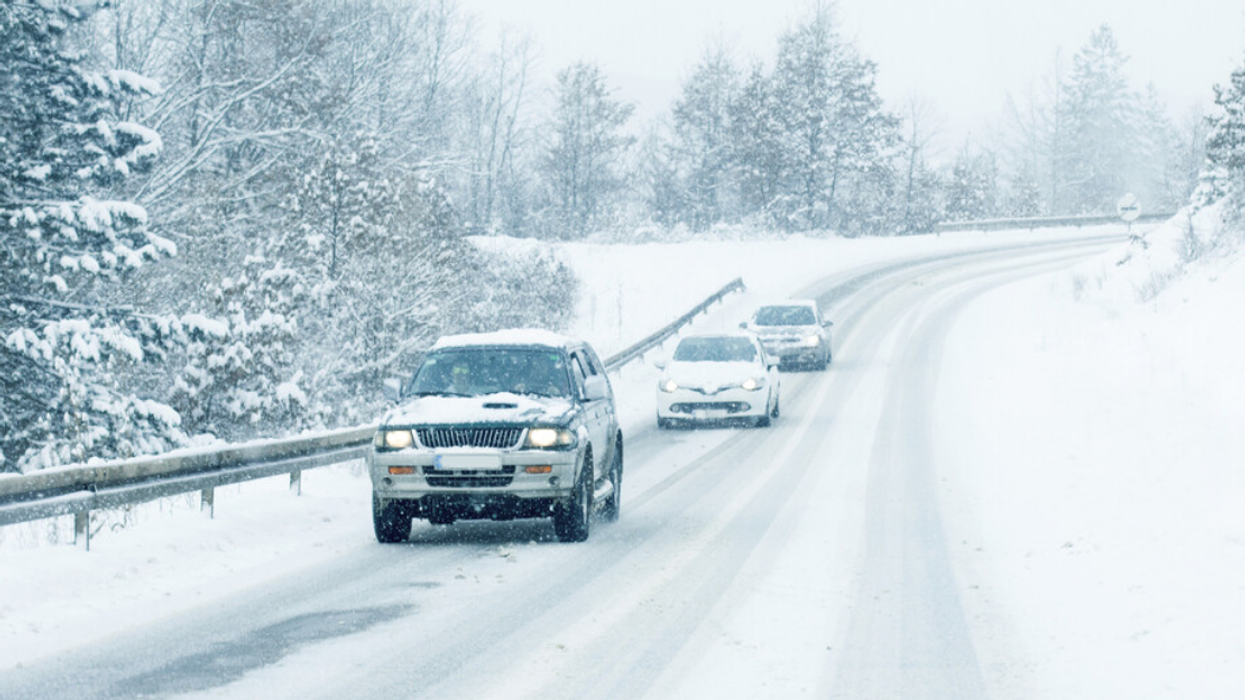 De la neige. sur la route.