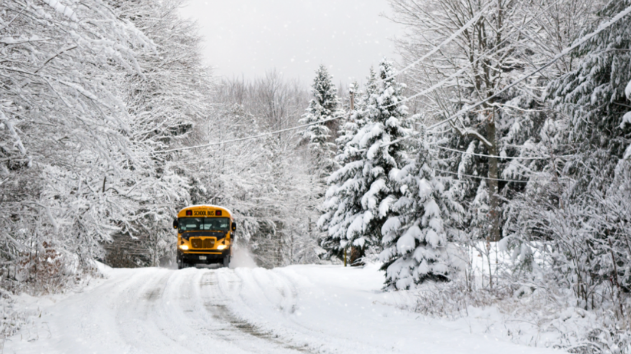 De la neige sur la route.