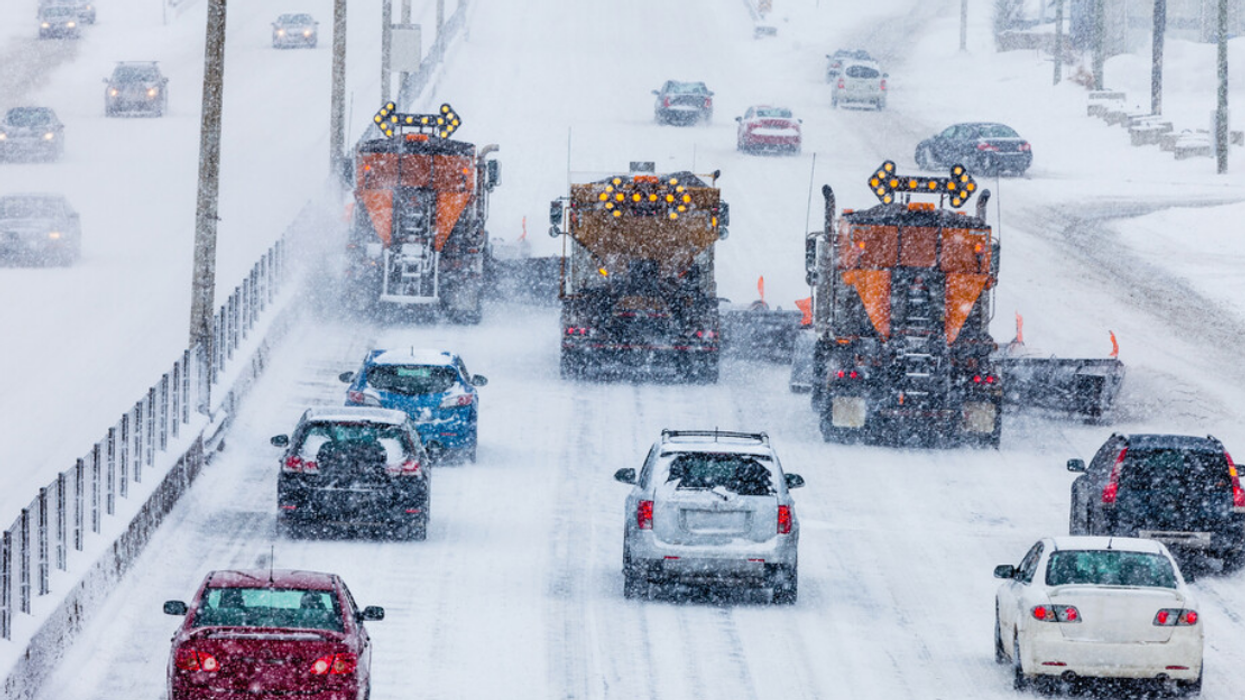 De la neige sur la route.