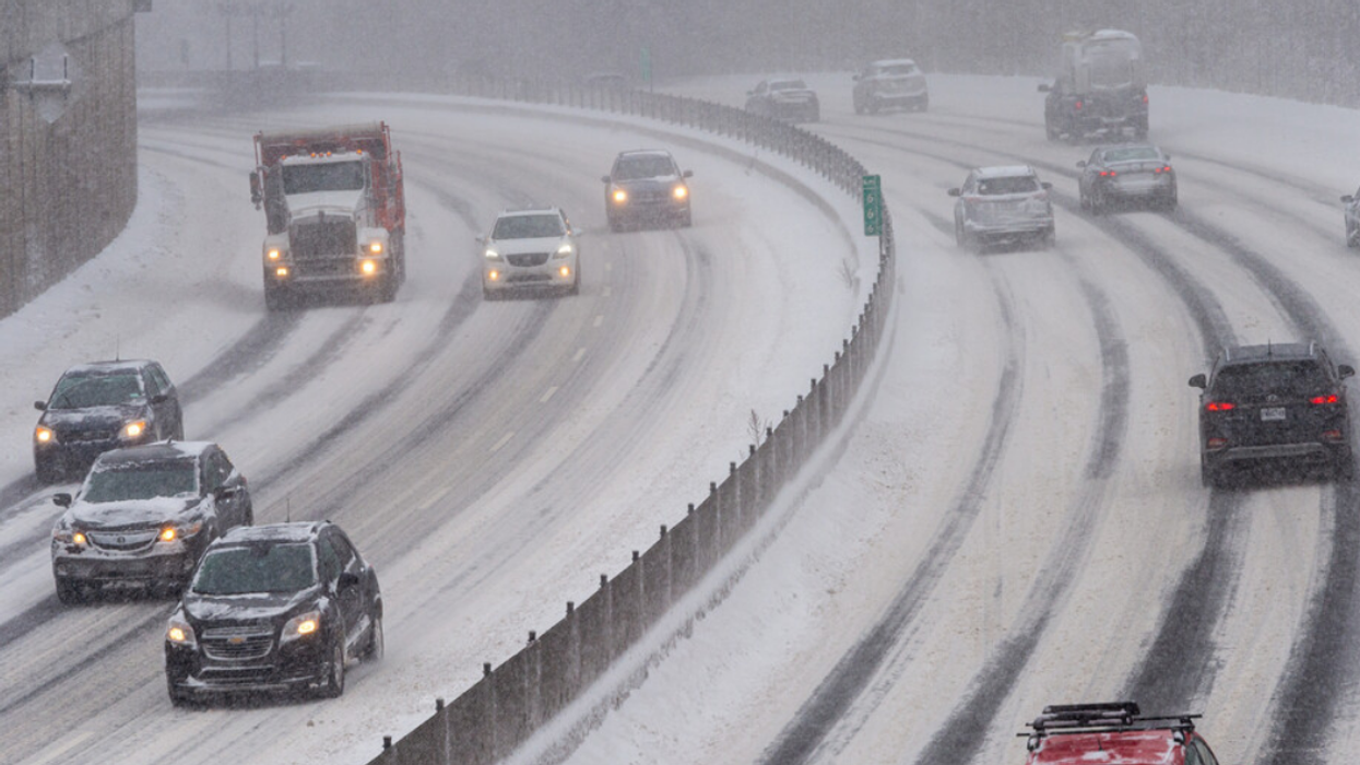 De la neige sur la route.
