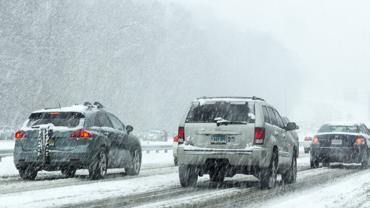 De la neige sur la route.