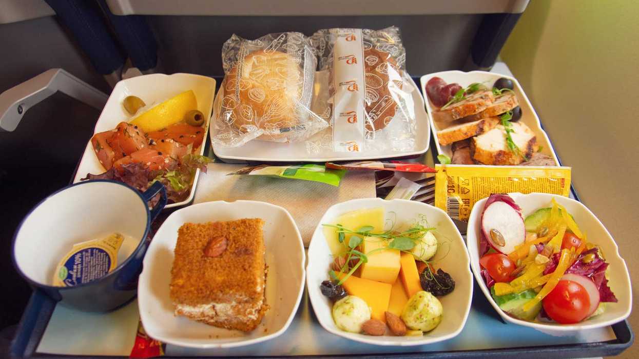 De la nourriture servie dans un avion.