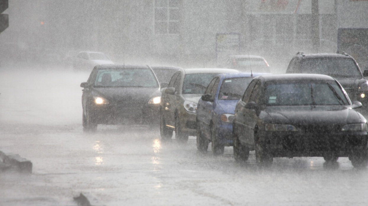 De la pluie sur la route.