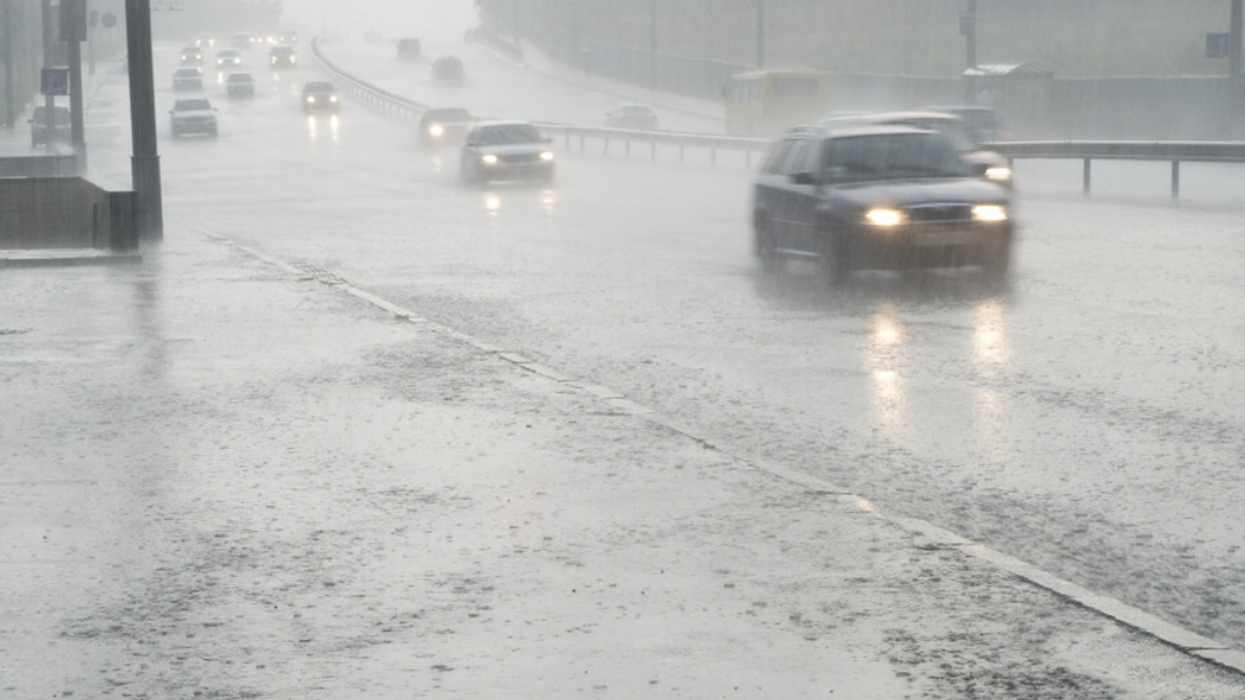 De la pluie sur la route.